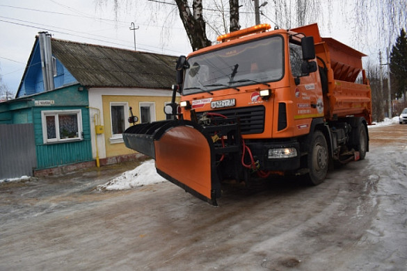 Дороги частного сектора в Иванове посыпают песком